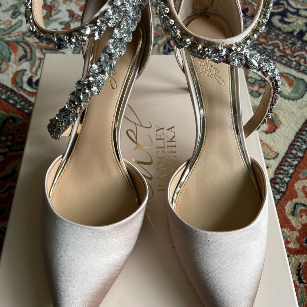Badgley Mischka Women's champagne satin jeweled Heels